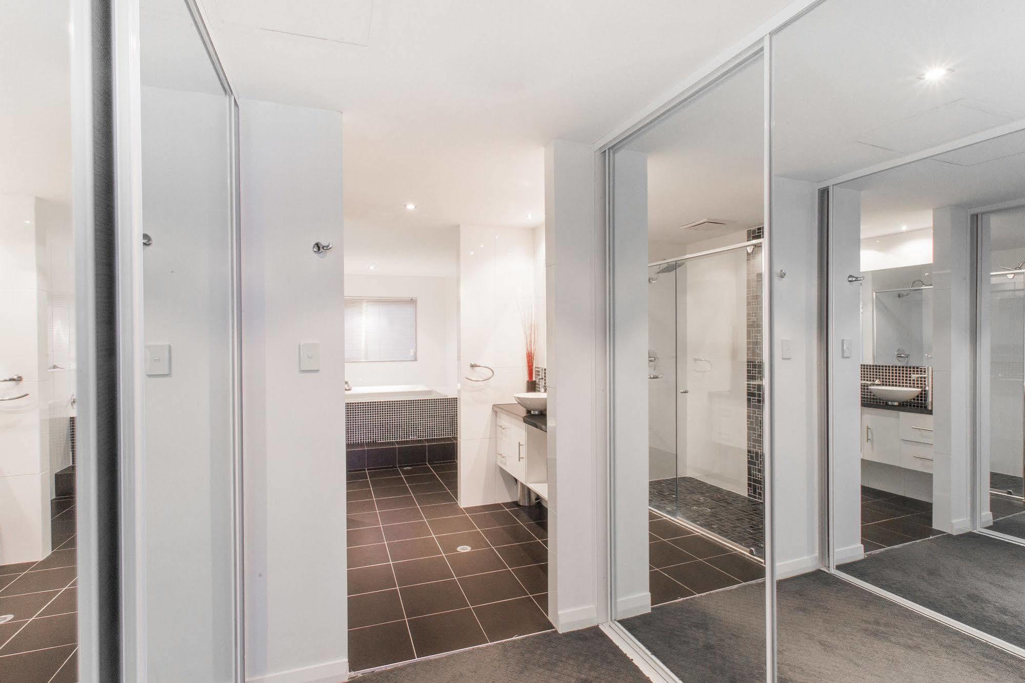 Spinnakers By Rockingham Apartments Luaran gambar